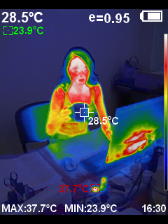 Портативный тепловизор Hti HT-19 - пример фото человека с холодной кружкой в совмещенном режиме